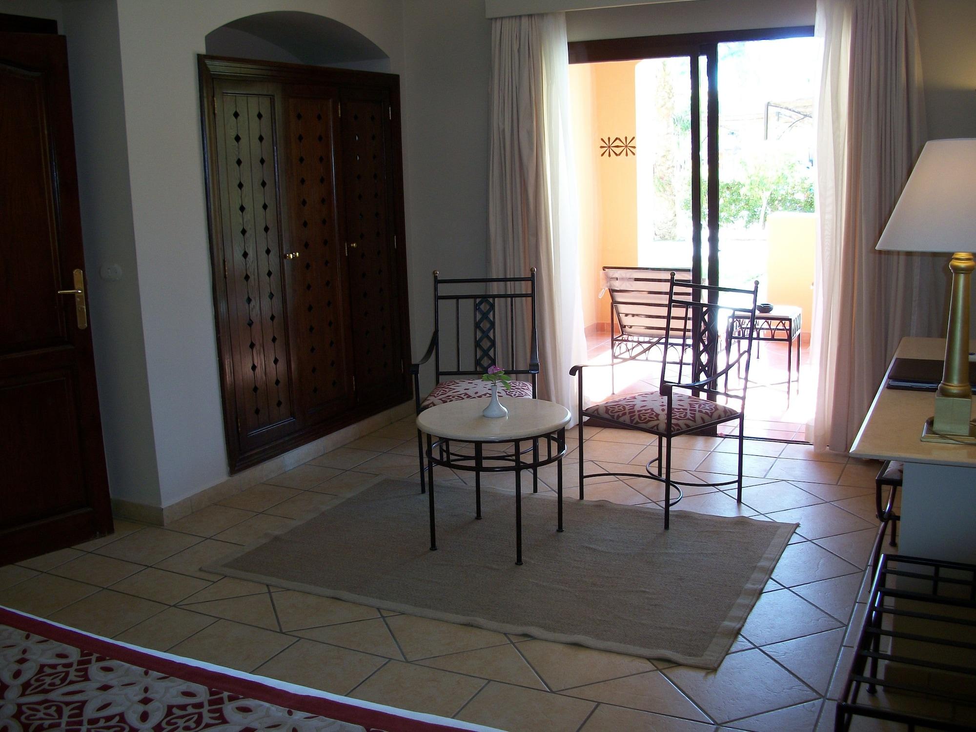 Jaz Makadi Saraya Resort Hurghada Exterior photo A room at the Royal Palm Resort and Spa