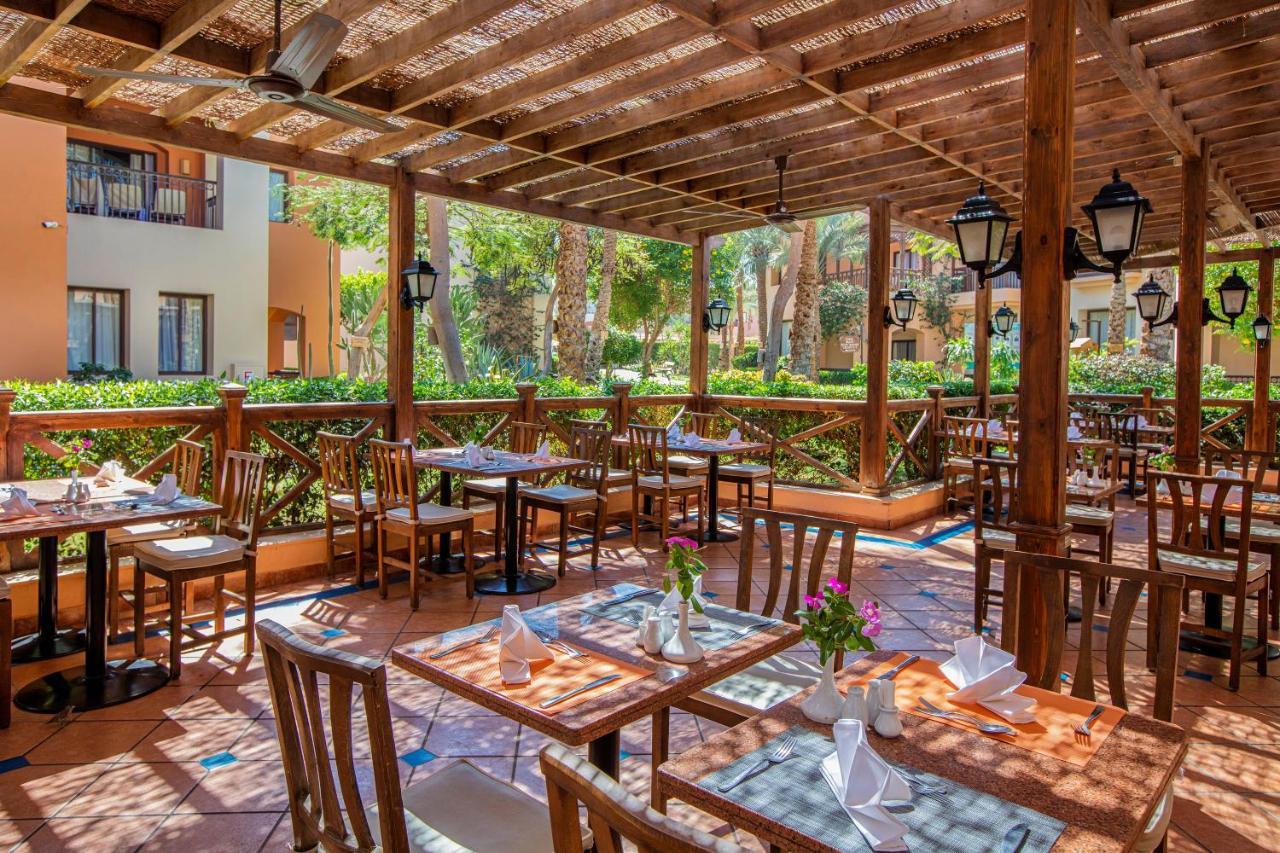Jaz Makadi Saraya Resort Hurghada Exterior photo Outdoor dining at the hotel